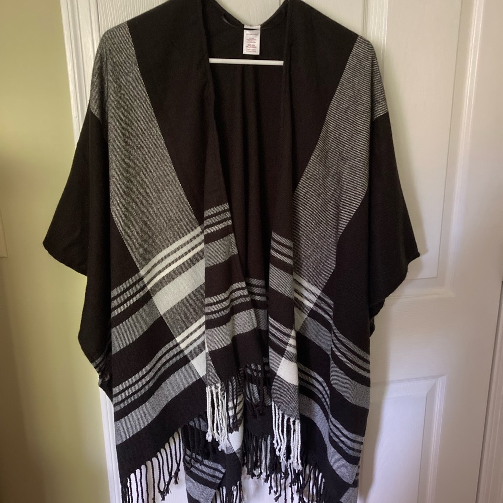 Cape
New, One Size
black white grey